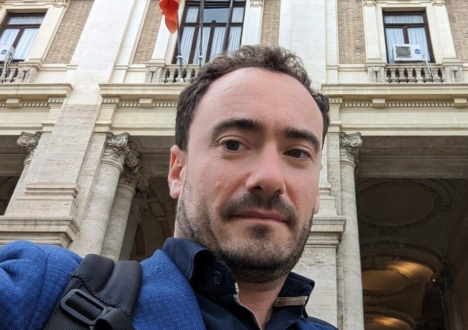 Ritratto di Marco Palmigiani, violinista, docente ed europrogettista